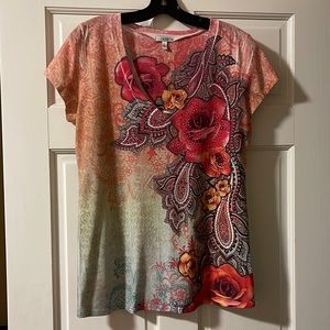 Short sleeve floral, feminine T-shirt